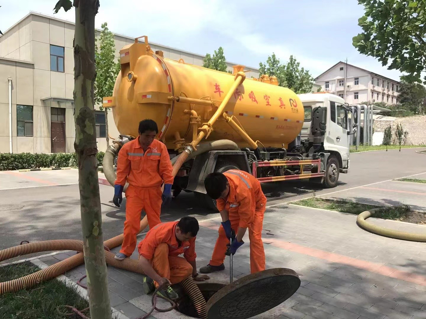 蓬溪管道疏通车停在窨井附近